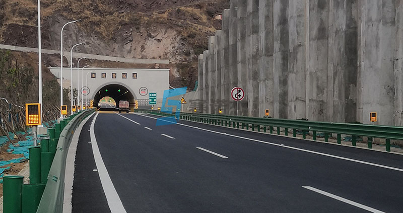 云南昭通高速公路霧天行車安全誘導(dǎo)裝置項目圖片