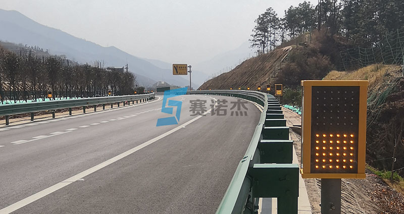 云南昭通高速公路霧天行車安全誘導(dǎo)裝置項目圖片