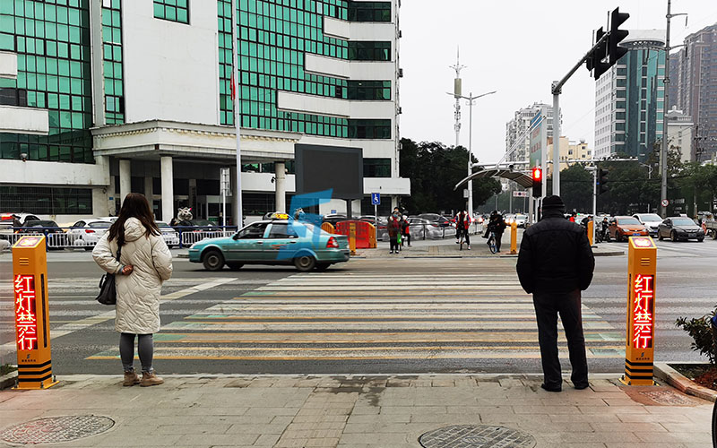 行人過街語音提示柱