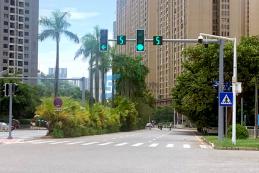 紅綠燈彈射起步是什么意思？紅綠燈彈射起步違法嗎？