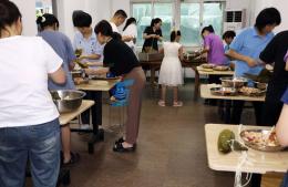 喜迎端午節(jié)，包粽子比賽